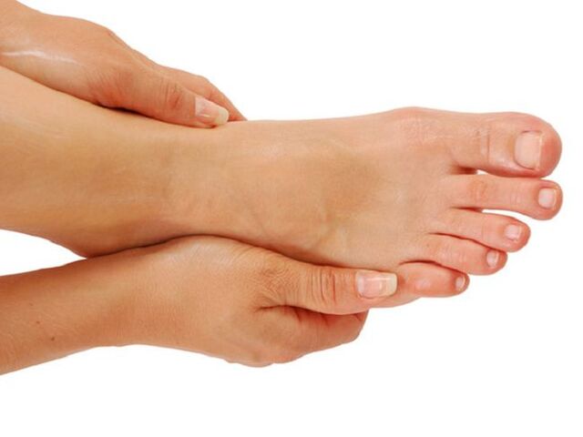 Using a vinegar-based ointment can help treat toenail fungus. 